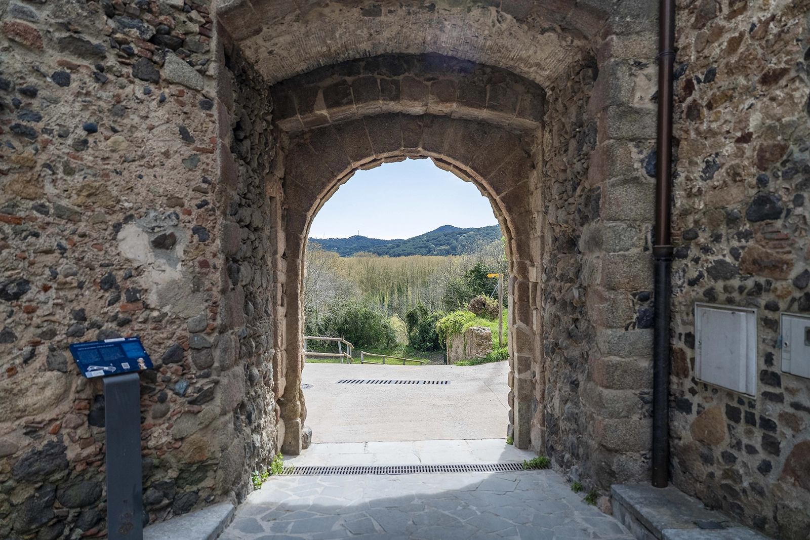 Enselva't. Muralla del castell. (Hostalric)