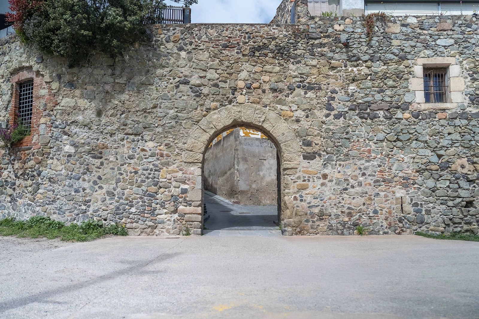 Enselva't. Muralla del castell. (Hostalric)