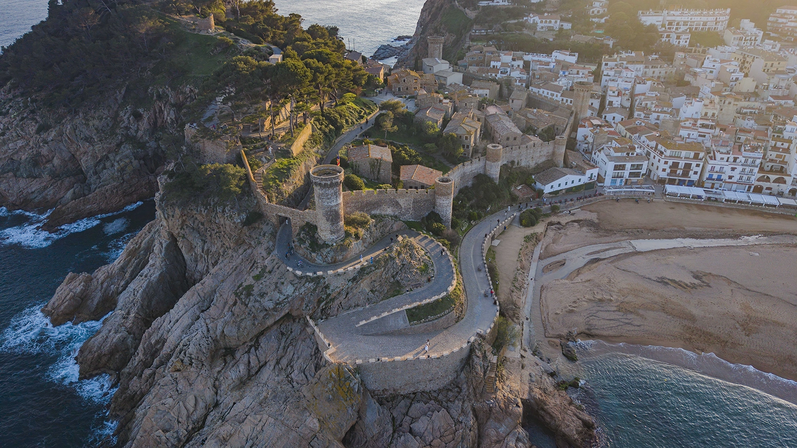 Enselva't. Recinte emmurallat i castell de Tossa.
