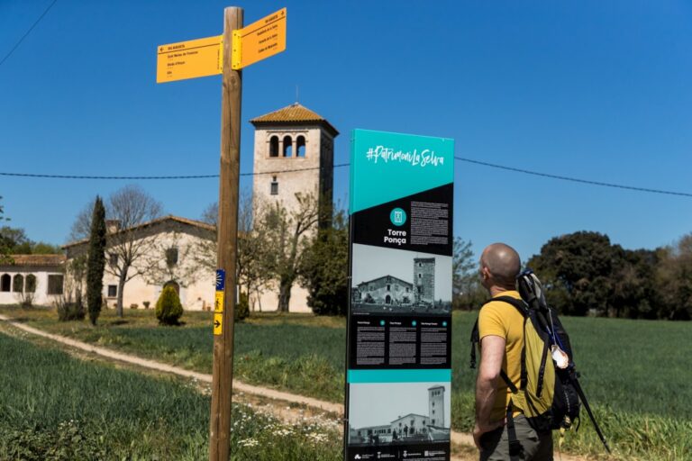 Foto: Jordi Rierola. Usuari del camí de Sant Jaume a la Torre Ponça de Riudellots de la Selva.