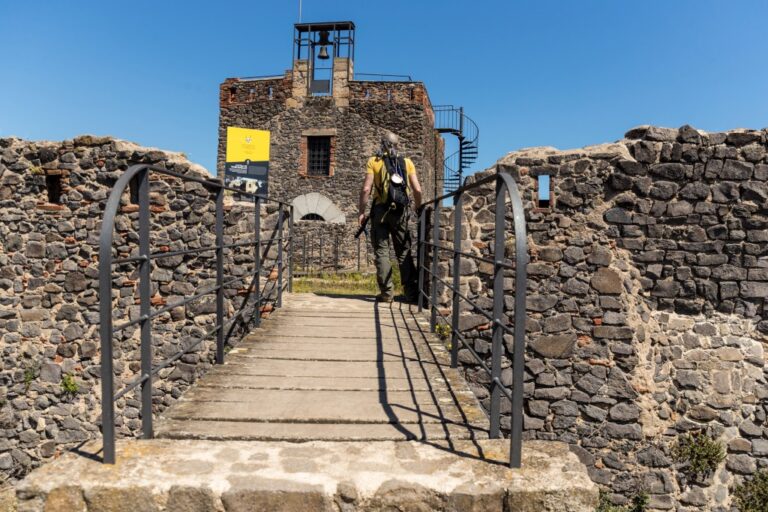 Foto: Jordi Rierola. Usuari del camí de Sant Jaume al Castell de Torcafelló de Maçanet de la Selva.