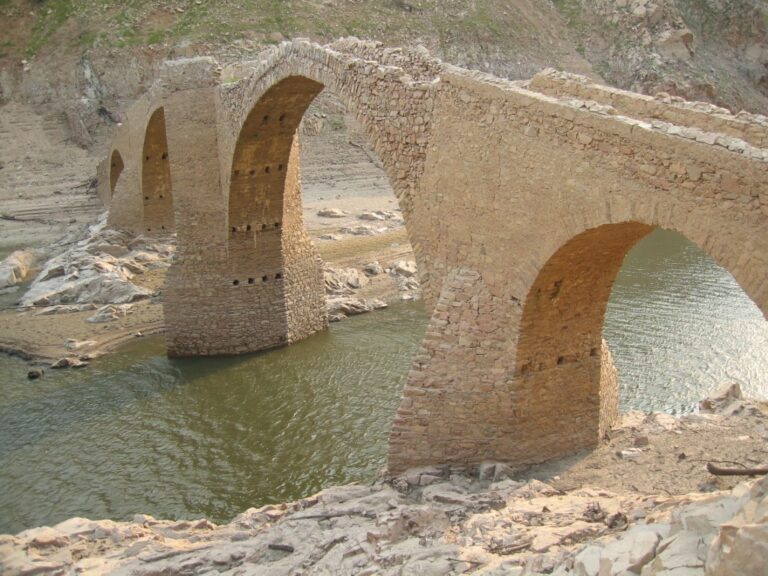 Foto: Consell Comarcal de la Selva. Antic pont de Querós.