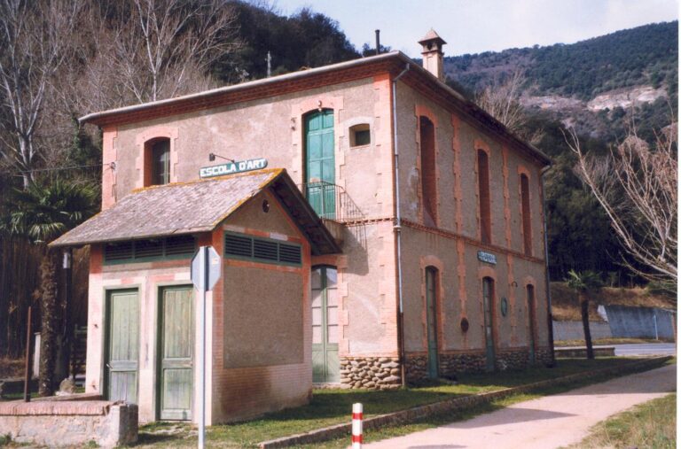 Enselva't. Escola i estació del pasteral.(La Cellera de Ter)