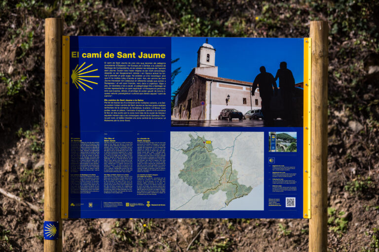 Foto: Jordi Rierola. Plafó de senyalització del camí de Sant Jaume a Amer.