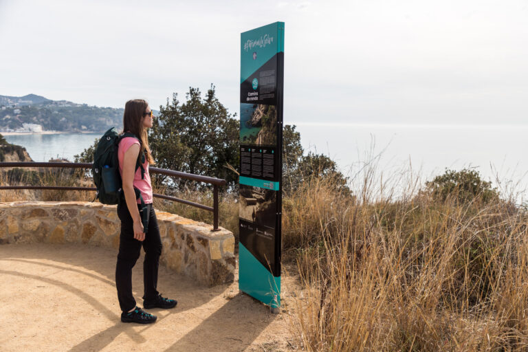 Foto: Lloret Turisme. Plafó interpretatiu dels camins de ronda de Lloret de Mar.