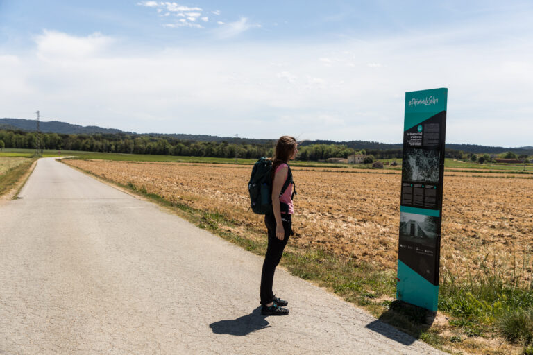 Foto: Jordi Rierola. Plafó interpretatiu del patrimoni de l'antic camp d'aviació de Vidreres.