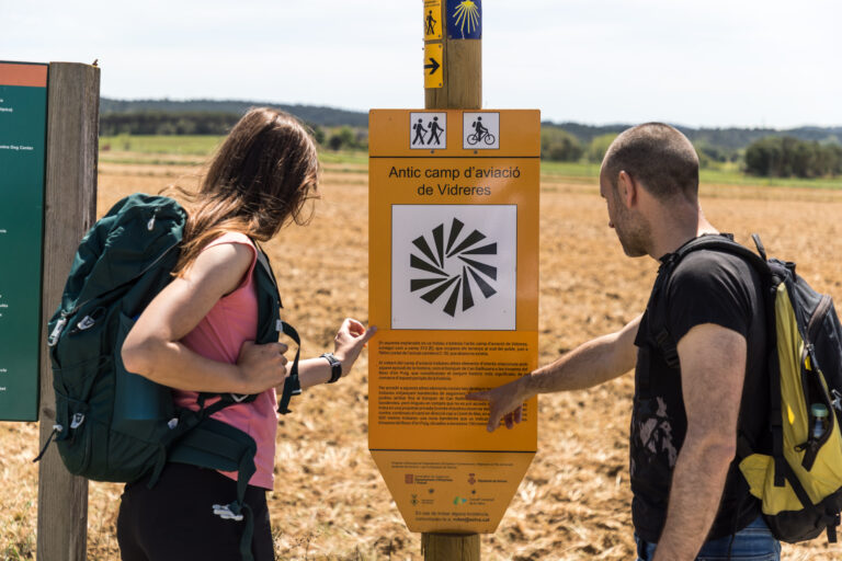 Foto: Jordi Rierola. Plafó interpretatiu del patrimoni de l'antic camp d'aviació de Vidreres.