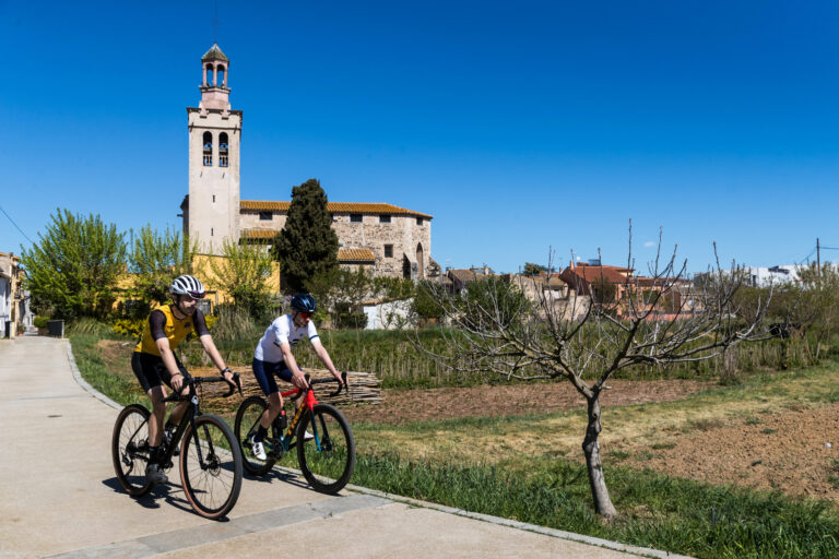 Foto: Jordi Rierola. Usuaris del camí de Sant Jaume en bicicleta per Riudellots de la Selva.