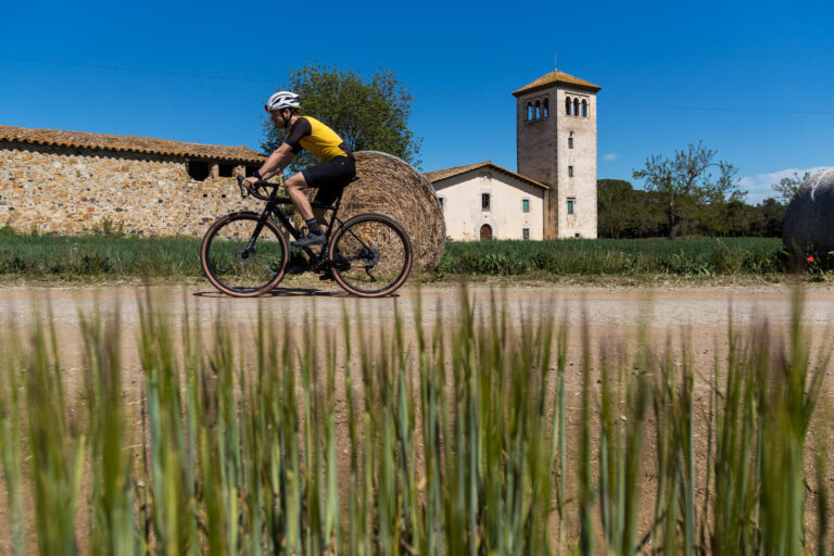 Foto: Jordi Rierola. Usuari de cicloturisme a la Torre Ponça de Riudellots de la Selva.