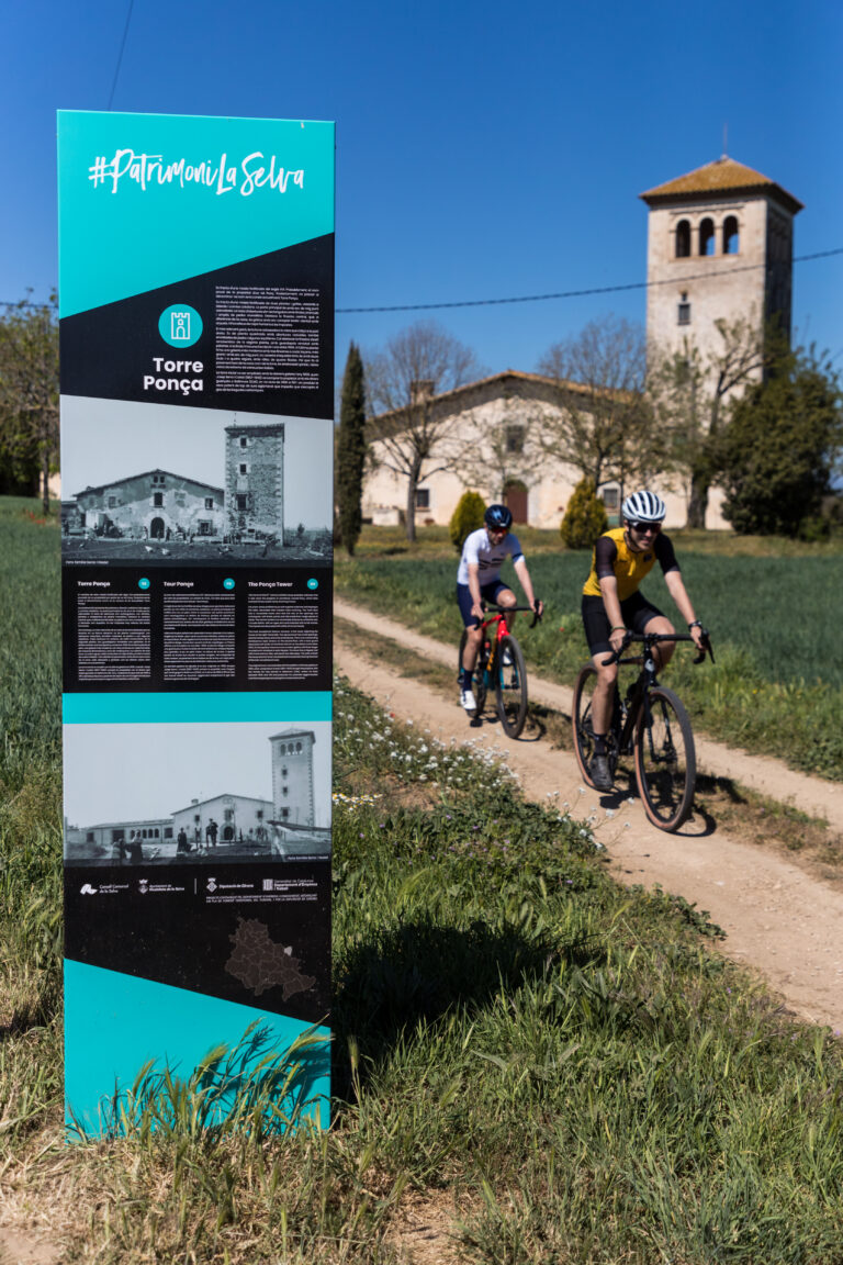 Foto: Jordi Rierola. Usuari de cicloturisme a la Torre Ponça de Riudellots de la Selva.