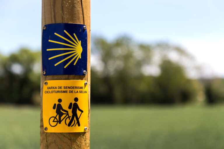 Foto: Jordi Rierola. Senyalització del camí de Sant Jaume i de la Xarxa de senderisme i cicloturisme de la Selva.