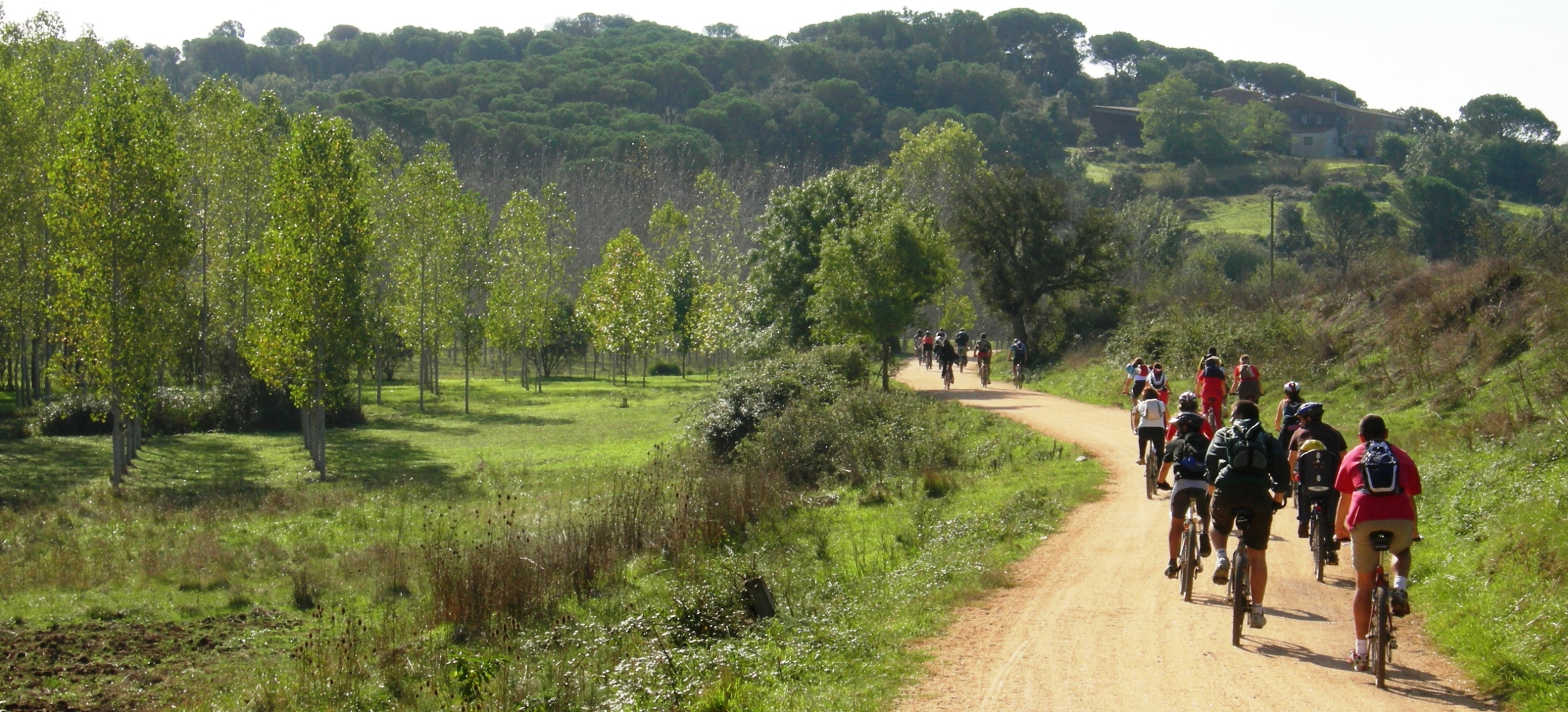 Foto: Enselva't. Usuaris de la xarxa de cicloturisme a l'Estany de Sils.