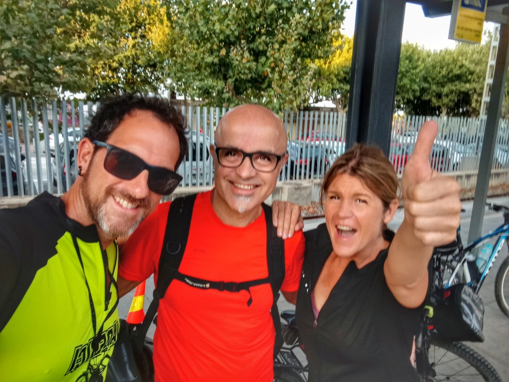 Foto: Vadebici. Participants de la pedalada nocturna a l'estació de tren.