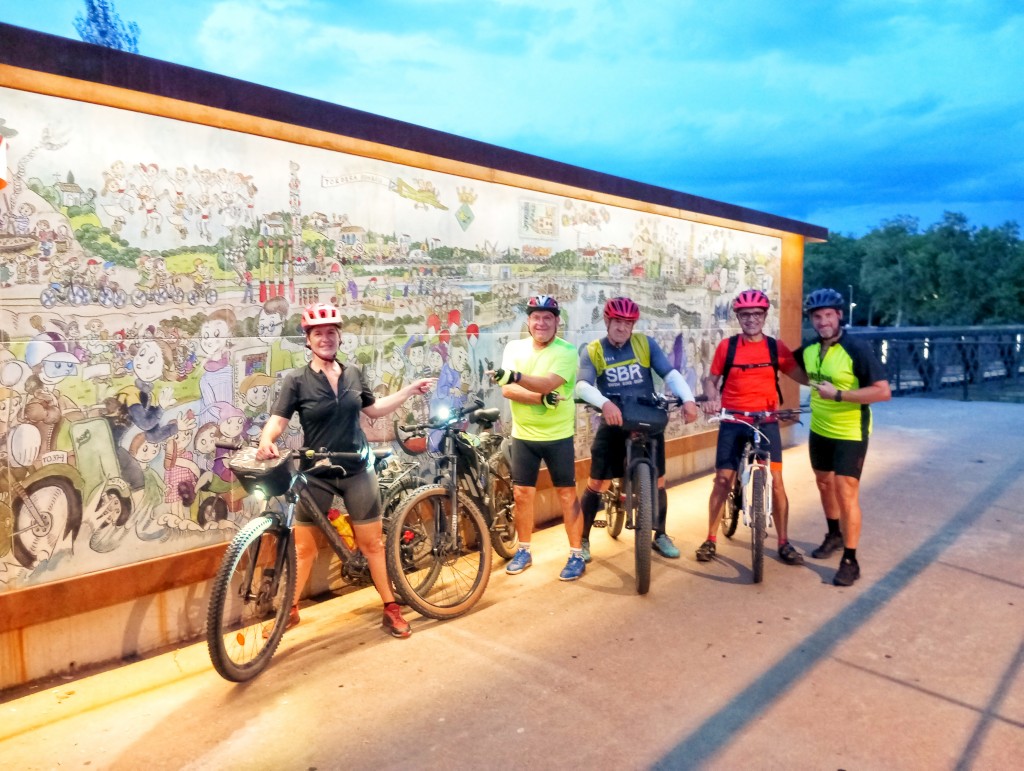 Foto: Vadebici. Alguns participants de la pedalada nocturna.
