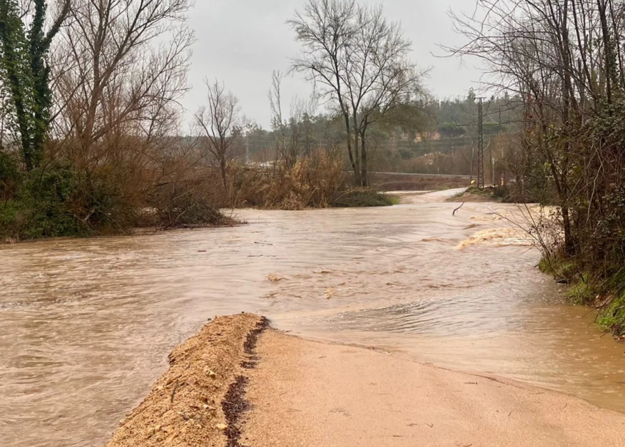 Foto: Ajuntament de Massanes. Imatge de la passera sobre la riera de Santa Coloma durant el temporal Harry de gener de 2026.