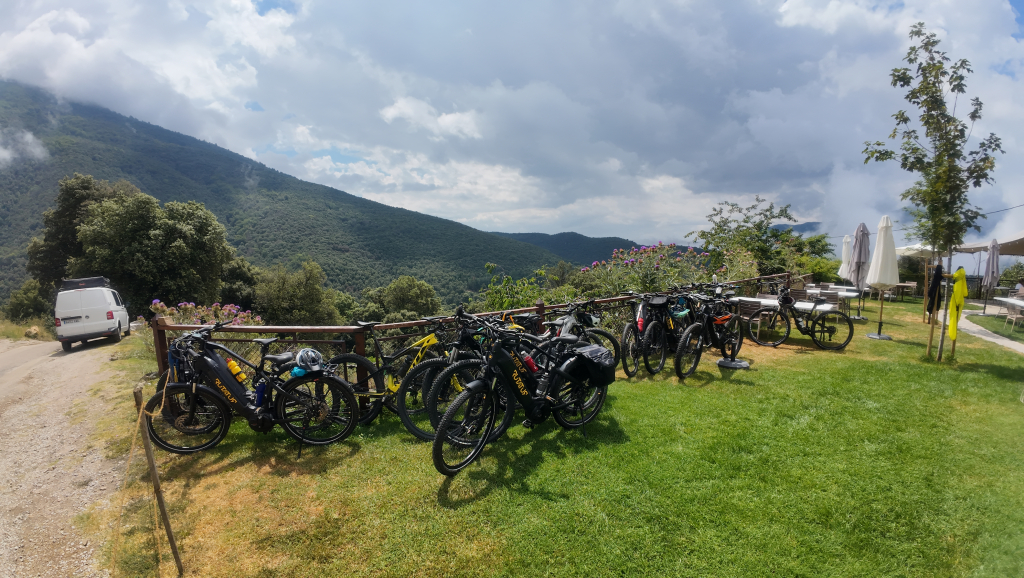 Foto: Vistes des de la Formatgeria del Montseny durant l'activitat La Cabronada 2024.