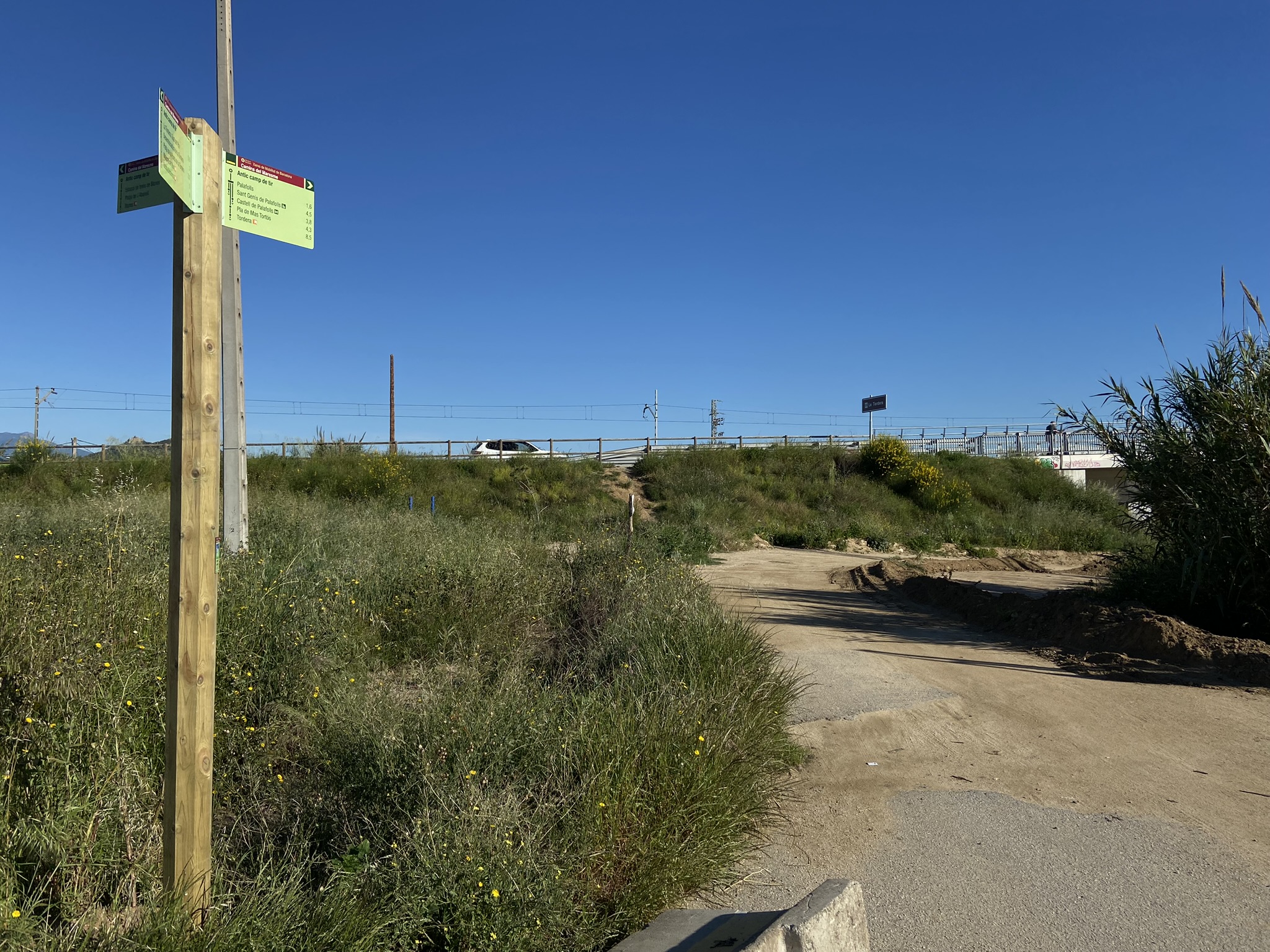 Foto: Tourdera. Suport de senyalització reposat a la zona dels ponts del tren i carretera cap a Blanes, on es millora la connexió entre els dos municipis.