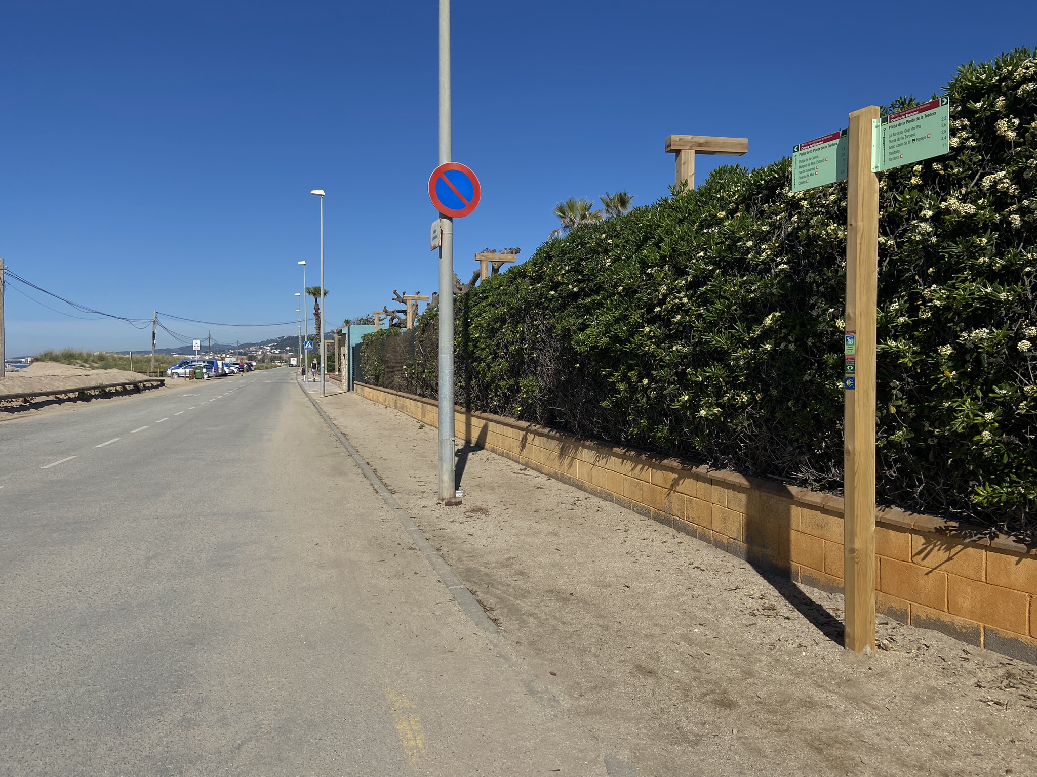Foto: Tourdera. Suport de banderoles reposat al camà de la Pomareda, on al centre del suport s'identifica el producte Tourdera amb una placa petita.