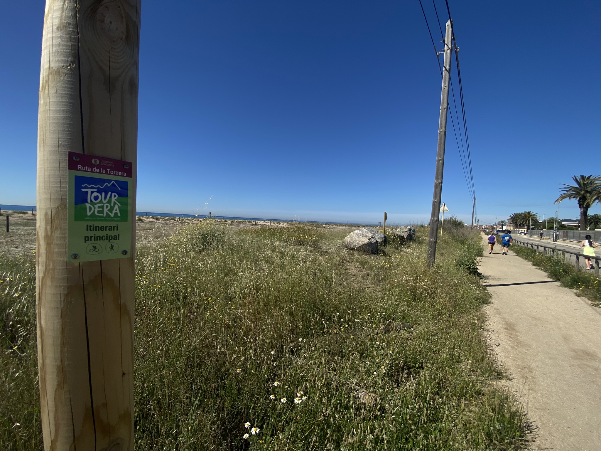 Foto: Tourdera. Placa identifica del producte Tourdera i que reforça el seguiment de la ruta al camà de la Pomareda.