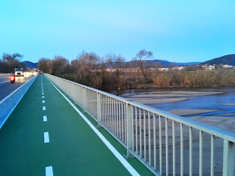 Foto: Tourdera. Pas de la ruta (variant1) pel pont de Palafolls.