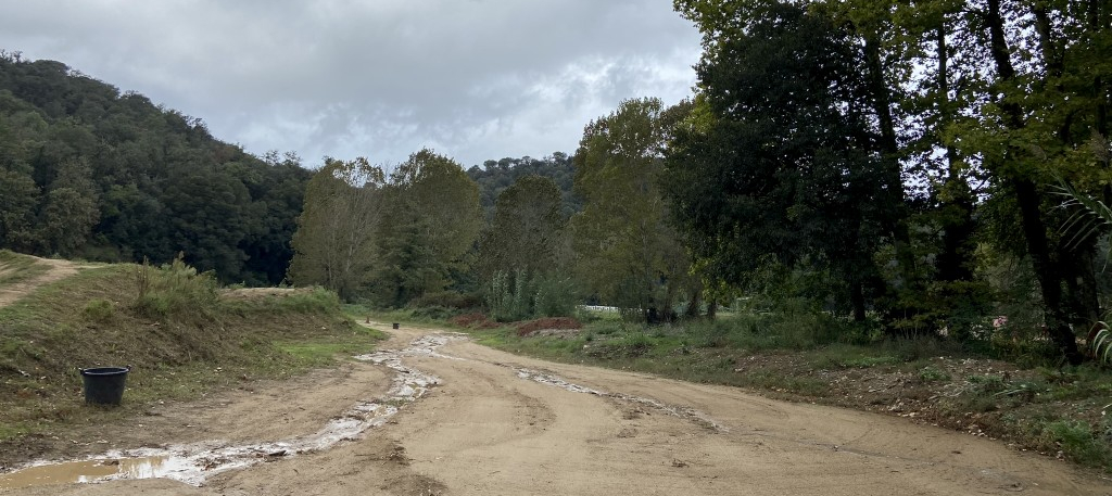 Foto: Tourdera. Antic pas de la ruta pel Parc Motor Vallgorguina.