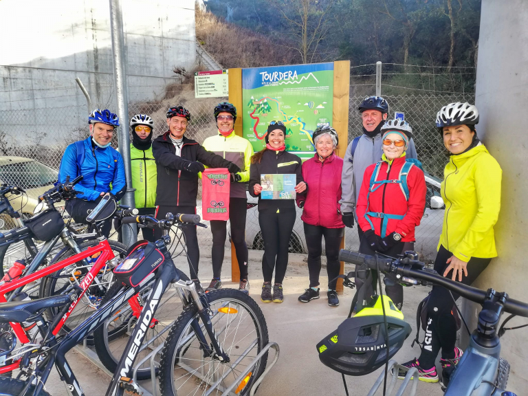 Foto: Vadebici. Imatge d'una pedalada del Grup va de bici iniciada a l'estaciÃ³ de tren de MaÃ§anet-Massanes.