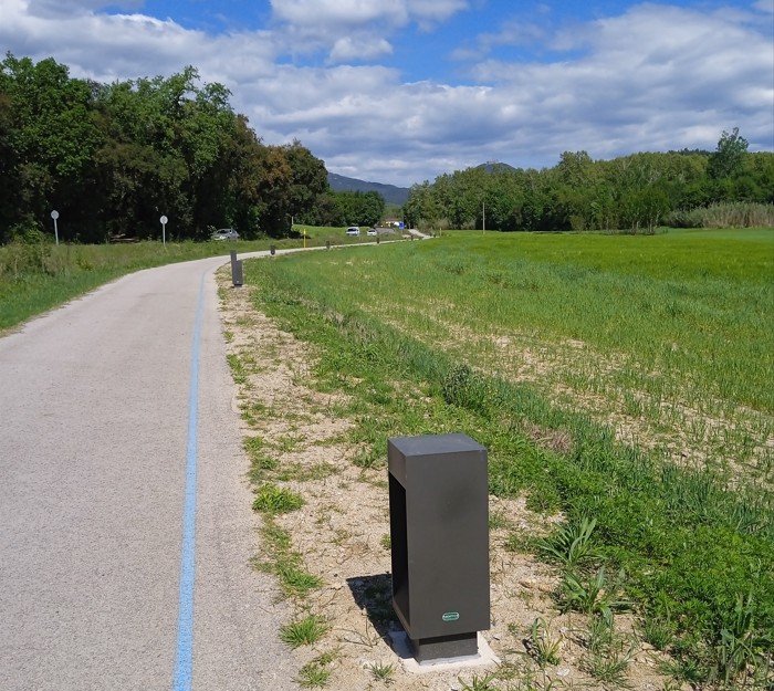 Foto: Tourdera. Imatge de balissa de seguiment de l'enllumenat de la via ciclista entre Breda i Viabrea.