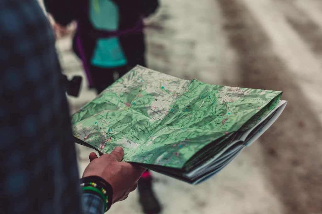 mapa - foto de francesco paggiaro (Pexels)