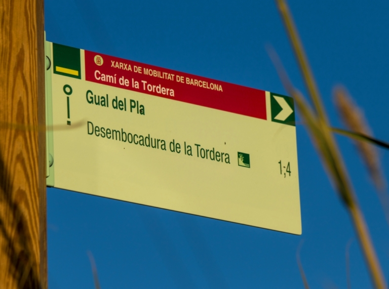 Foto: Tourdera. Banderola de seguiment de la ruta fora de l'àmbit urbà .